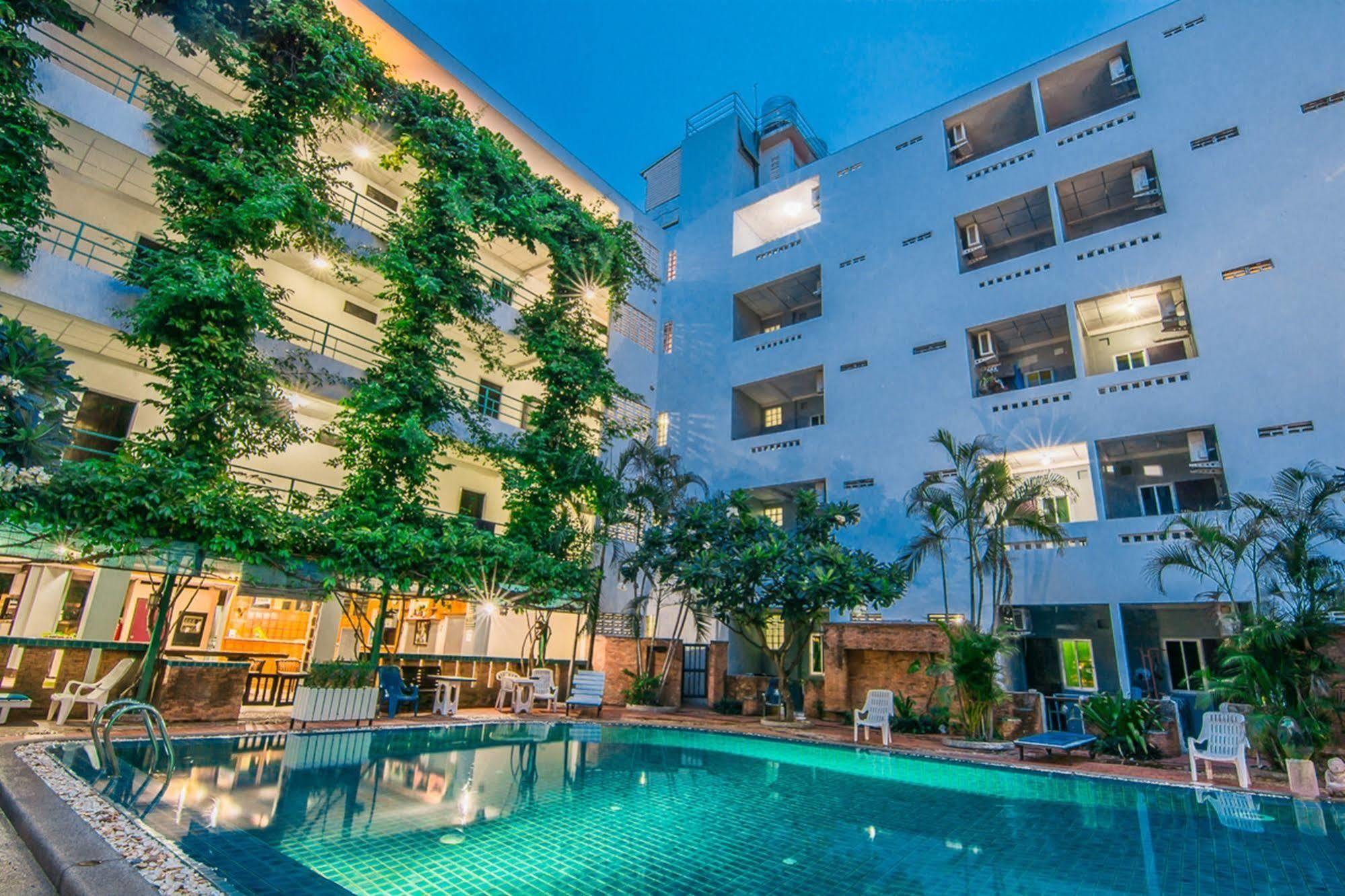 Sutus Court 1 Hotel Pattaya Exterior photo